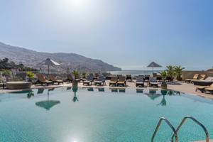 Poolbereich des Views Baia Hotels mit Blick auf das Meer und die Stadt.