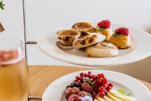 Zwei Etagen mit Desserts und einem Glas Getraenke im The Views Baia Hotel.