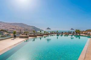 Außenpool mit Sonnenliegen und Blick auf das Meer, Hotel The Views Baia