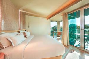 Schlafzimmer mit Aussicht auf den Berg im The Views Baia Hotel.