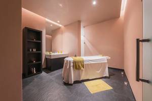 Behandlungsraum im Spa des The Views Baia Hotel, vorbereitet für eine Massage.
