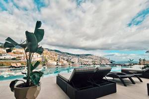 Aussicht auf den Pool im Views Baia Hotel mit Blick auf die Stadt und das Meer.