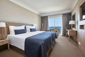 Doppelbettzimmer im Hotel Porto Santa Maria mit Blick auf das Meer.
