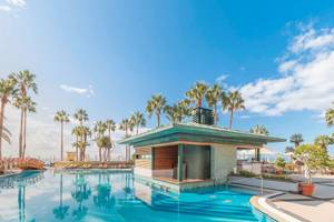 Pool-Bar des Royal Savoy Hotels mit Palmen und Meer im Hintergrund