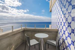 Allegro Madeira Balkon mit Blick auf den Ozean und blau-weißen Wandfliesen