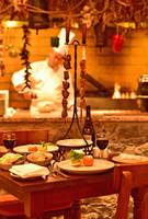 Grillrestauranttisch im Pestana Miramar Garden & Ocean Resort mit Gerichten und Weinen