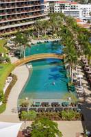 Luftaufnahme des Savoy Palace Resorts mit Swimmingpool, Brücke und Sonnenliegen.