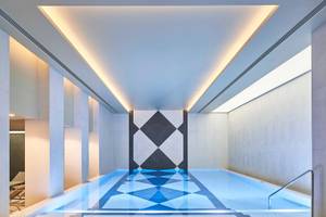 Innenpool des Savoy Palace Hotels mit geometrischen Mustern und blauem Wasser