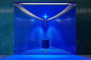 Blaue Sauna im Savoy Palace Hotel mit blauen Mosaikfliesen und einer Lichtquelle in der Mitte.