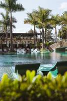 Außenpool des Savoy Palace Hotels mit Loungesesseln und Palmen