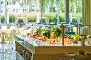 Frühstücksbuffet im Savoy Palace Hotel mit Blick auf den Garten.