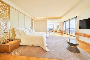 Luxuriöses Schlafzimmer im Savoy Palace Hotel mit großem Bett, Panoramafenstern und moderner Einrichtung.