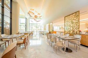 Innenansicht des Savoy Palace Restaurants mit eleganten Möbeln und hellen Fliesen.
