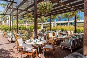 Gartenrestaurant im Savoy Palace Hotel mit Tischen und Stühlen unter einem Dach