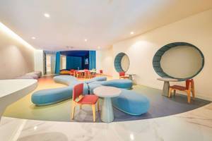 Spielbereich für Kinder im Savoy Palace Hotel mit bunten Möbeln und Sitzgelegenheiten.
