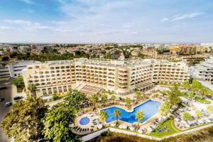 Außenansicht des Vila Galé Cerro Alagoa Hotels mit Swimmingpool und Gärten