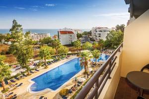 Aussicht von der Balkon des Vila Galé Cerro Alagoa Hotel auf den Swimmingpool und die Umgebung.