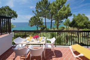 Balkon mit Meerblick im Alfagar Village Hotel mit Tisch und Orangensaft