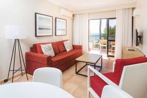 Wohnzimmer im Alfagar Village mit Blick auf den Balkon und das Meer.