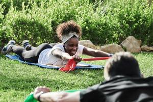 Frau im Falesia Hotel - Algarve macht Yoga mit Trainer