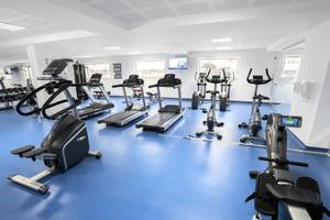 Fitnesscenter im Falesia Hotel - Algarve mit Laufbändern, Rudergeräten und anderen Trainingsgeräten.
