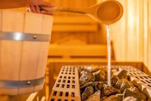 Wasser wird über Steine in der Sauna des Falesia Hotels gegossen.