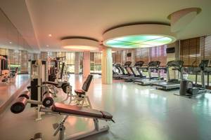 Fitness-Center im Kaya Belek Hotel mit Laufbändern und anderen Trainingsgeräten