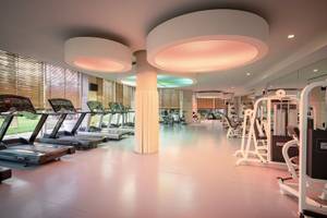 Fitnesscenter im Kaya Belek Hotel mit Laufbändern und anderen Geräten.