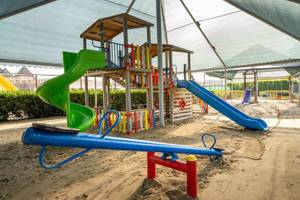 Kinderspielplatz im Hotel Kaya Belek mit Rutschen und Schaukeln.