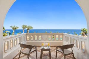Aussicht vom Balkon des Pickalbatros Citadel Resort auf das Meer und Palmen