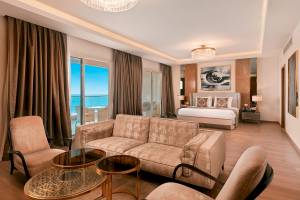 Innenansicht der Suite im Pickalbatros Citadel Resort mit Blick auf das Meer.