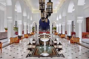 Foyer des Steigenberger Resort Alaya mit weißen Säulen und Wasserbrunnen.