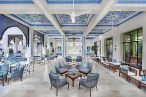 Lobby des Steigenberger Resort Alaya mit blauen und weißen Decken, Sesseln und Tischen
