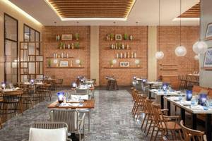 Innenansicht des Restaurants im Steigenberger Resort Alaya mit gefliesten Wänden und Holzmöbeln.