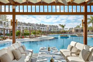 Außenbereich des Steigenberger Resort Alaya mit Swimmingpool und Loungemöbeln.