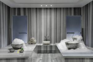 Wellnessbereich im Steigenberger Resort Alaya mit Marmorwänden, Eisbecken und weichen Handtüchern.