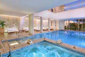 Innenpool des Steigenberger Resort Alaya mit Loungebereich und Whirlpool