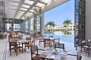 Außenbereich des Restaurants im Steigenberger Resort Alaya mit Blick auf den Swimmingpool.