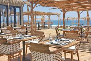 Außenterrasse eines Hotels am Strand mit Blick auf das Meer