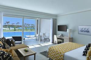 Modernes Hotelzimmer mit großer Glasfront und Poolblick im Steigenberger Resort Alaya.