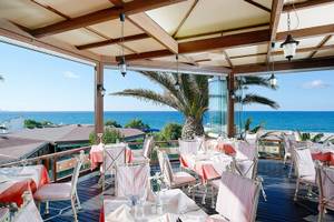 Terrasse des Mitsis Cretan Village Hotels mit Blick auf das Meer