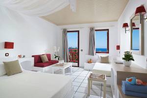 Innenansicht eines Zimmers im Mitsis Cretan Village Hotel mit Blick auf das Meer.