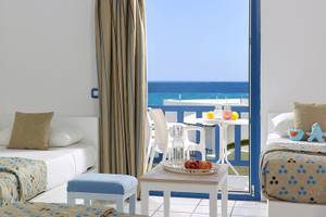 Hotelzimmer des Mitsis Cretan Village mit Blick auf das Meer von der Balkontür aus
