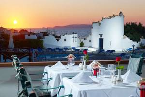 Mitsis Cretan Village Terrasse mit Blick auf den Sonnenuntergang und den Pool
