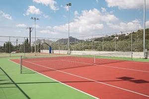 Tennisplatz im Asterias Beach Resort mit grünen und roten Feldern