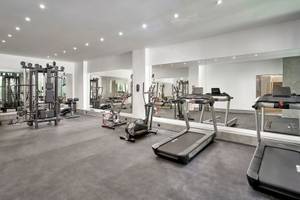Fitnessstudio im Lindos Grand Resort & Spa mit Laufbändern und Kraftgeräten.