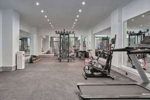 Fitnessstudio im Lindos Grand Resort & Spa mit Geräten und Spiegeln