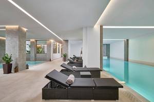 Innenpool mit Loungeliegen im Lindos Grand Resort & Spa.