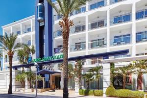 Außenansicht des THB Gran Playa Hotels mit Palmen und moderner Architektur.