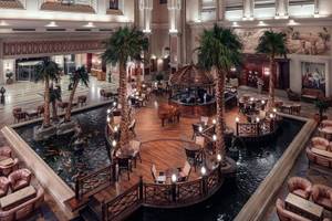 Foyer des Palm Royale Soma Bay Hotels mit zentralem Brunnen und Palmen.